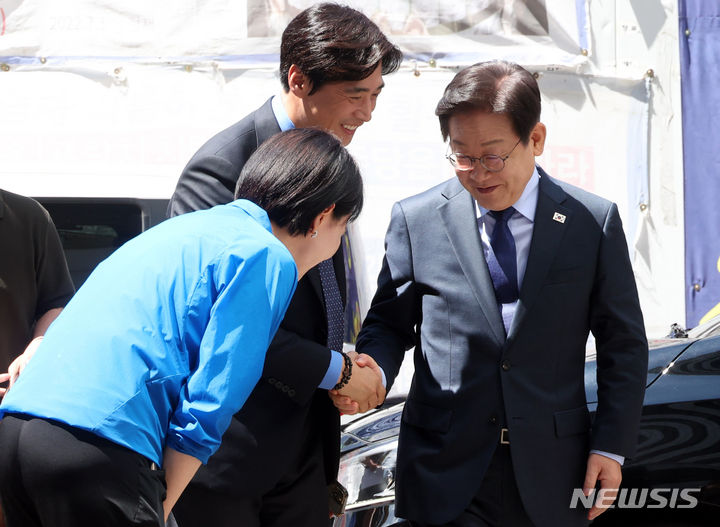 [서울=뉴시스] 조성봉 기자= 이재명 더불어민주당 전 대표가 10일 오전 서울 여의도 중앙당사 입구에서  대표 출마선언을 하기 전 한준호, 전현희(왼쪽) 의원과 인사하고 있다. 2024.07.10. suncho21@newsis.com