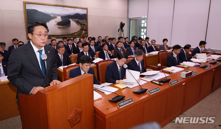 [서울=뉴시스] 권창회 기자 = 강도형 해양수산부 장관이 10일 오전 서울 여의도 국회에서 열린 농림축산식품해양수산위원회 전체회의에서 업무보고를 하고 있다. 2024.07.10. kch0523@newsis.com