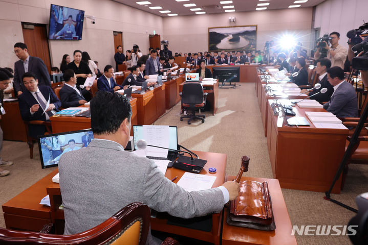 [서울=뉴시스] 권창회 기자 = 어기구 국회 농림축산식품해양수산위원장이 10일 오전 서울 여의도 국회에서 열린 농림축산식품해양수산위원회 전체회의에서 의사봉을 두드리고 있다. 2024.07.10. kch0523@newsis.com