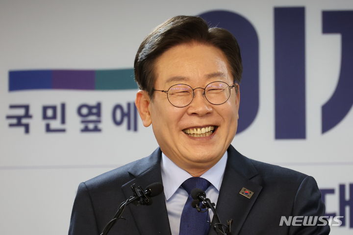 [서울=뉴시스] 조성우 기자 = 이재명 더불어민주당 전 대표가 10일 오전 서울 여의도 중앙당사에서 8·18 전당대회 당 대표 출마 선언을  마친 뒤 질의응답 중 미소짓고 있다. 2024.07.10. xconfind@newsis.com