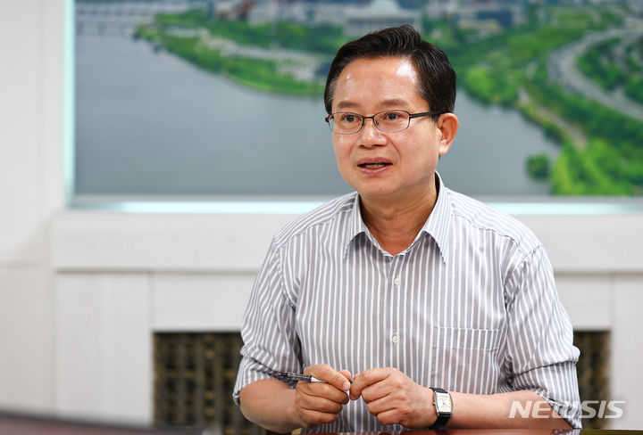[서울=뉴시스] 김근수 기자 = 최호권 서울 영등포구청장이 10일 서울 영등포구청 구청장실에서 민선 8기 취임 2주년을 맞아 뉴시스와 인터뷰를 하고 있다. 2024.07.10. ks@newsis.com