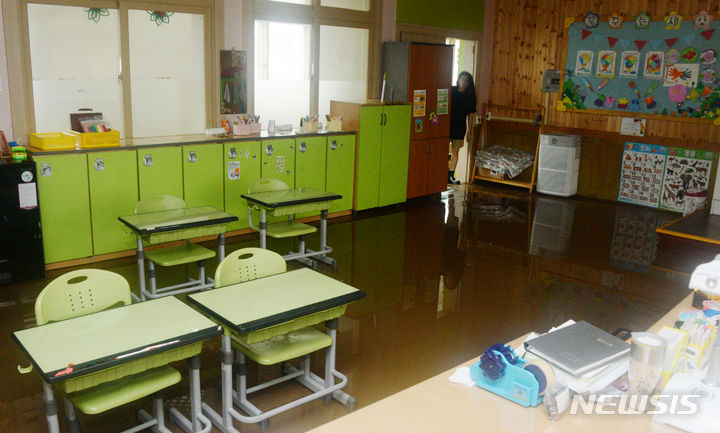 [완주=뉴시스] 김얼 기자 = 전북지역에 집중호우로 인한 피해가 이어지고 있는 10일 전북 완주군 운주면 운주초등학교 교실이 빗물로 가득 차 있다. 2024.07.10. pmkeul@newsis.com