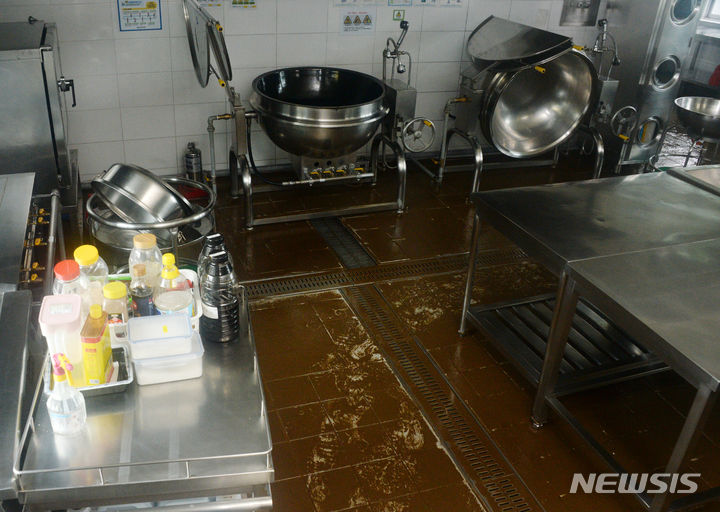 [완주=뉴시스] 김얼 기자 = 21일 식품의약품안전처에 따르면 집중 호우로 하천 등이 범람하면 가축의 분뇨 또는 퇴비 등이 환경에 유출될 경우 지하수나 채소를 오염시켜 식중독이 발생할 수 있다. 지난 10일 전북의 한 초등학교 급식실이 진흙으로 뒤덮혀 있다. 2024.07.10. pmkeul@newsis.com
