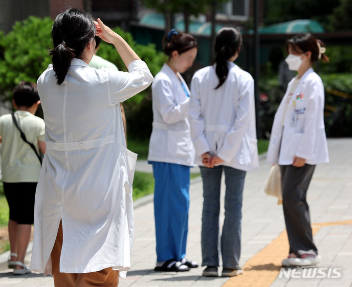 [서울=뉴시스] 김진아 기자 = 서울시내의 한 대학병원에서 의료진이 이동하고 있다. 2024.07.10. bluesoda@newsis.com