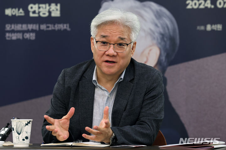 [서울=뉴시스] 박진희 기자 = 세계적인 베이스 연광철이 서울 서초구 예술의전당 오페라하우스에서 '보컬 마스터 시리즈 II 베이스 연광철' 라운드 인터뷰를 하고 있다. 2024.07.10. pak7130@newsis.com