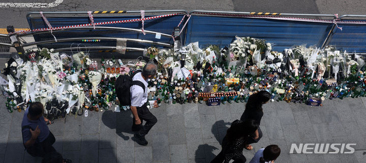 [서울=뉴시스] 홍효식 기자 = 시청역 역주행 사고 운전자 차모(69)씨에 대한 2차 경찰 조사가 예정된 지난해 7월10일 서울 중구 시청역 교차로 인근에서 발생한 사고 현장에 추모 용품들이 놓여 있다. 2024.07.10. yesphoto@newsis.com