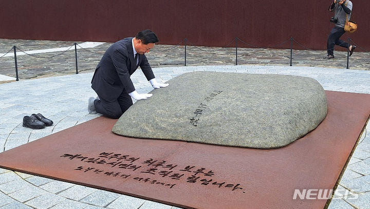 [김해=뉴시스]김상우기자= 김두관 더불어민주당 8·18 전당대회 당대표 후보가 10일 경남 김해 봉하마을 노무현 전 대통령 묘역을 참배하고 있다. 2024.07.10  woo@newsis.com