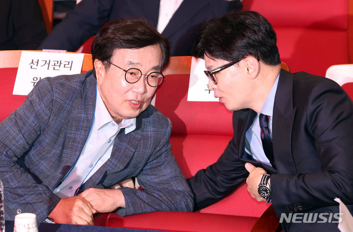 [부산=뉴시스] 하경민 기자 = 국민의힘 제4차 전당대회 부산·울산·경남 합동연설회가 열린 10일 오후 부산 해운대구 벡스코 오디토리움에서 한동훈 당 대표 후보가 서병수 선거관리위원장과 대화하고 있다. 2024.07.10. yulnetphoto@newsis.com