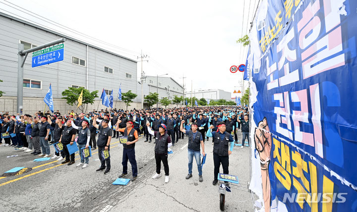 [광주=뉴시스] 김혜인 기자 = 전국금속노동조합 광주·전남지부가 10일 오후 광주 광산구 오선동 진곡산단 한 자동차 부품 제조 공장 앞에서 '노조법 개정·타임오프 폐기' 촉구 총파업대회를 열고 노조법 2·3조 개정안 통과를 촉구하고 있다. 2024.07.10. hyein0342@newsis.com