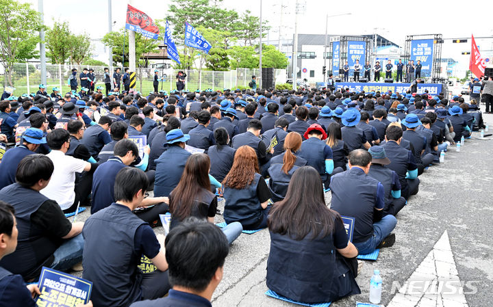 [광주=뉴시스] 김혜인 기자 = 전국금속노동조합 광주·전남지부가 10일 오후 광주 광산구 오선동 진곡산단 한 자동차 부품 제조 공장 앞에서 '노조법 개정·타임오프 폐기' 촉구 총파업대회가 열리고 있다. 2024.07.10. hyein0342@newsis.com