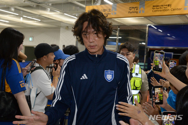 [울산=뉴시스] 배병수 기자 = 지난 10일 울산 남구 문수축구경기장에서 프로축구 K리그 1 울산 현대와 광주경기에 앞서 울산현대 홍명보 감독이 팬들의 응원을 받으며 경기장으로 들어서고 있다. 2024.07.10. bbs@newsis.com.