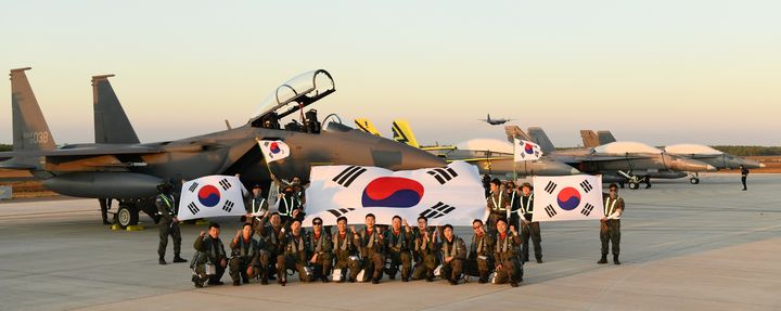 [서울=뉴시스] 황준선 기자 = 공군의 F-15K전투기 조종사들이 10일 다국적 연합공중훈련 '2024 피치블랙'이 실시될 호주 다윈기지에 도착해 한국 공군 F-15K와 말레이시아 공군 F-18을 배경으로 기념촬영하고 있다. 우리 공군이 자체전력만으로 무중단 페리(Ferry) 임무를 수행한 것은 이번이 처음이다. (사진=공군 제공) 2024.07.10. photo@newsis.com *재판매 및 DB 금지