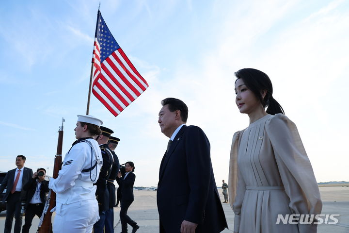 [워싱턴=뉴시스] 최진석 기자 = 북대서양조약기구(NATO·나토) 75주년 정상회의 참석차 미국을 방문한 윤석열 대통령과 부인 김건희 여사가 10일(현지시각) 미국 워싱턴DC 인근 앤드루스 공군기지에 도착해 차량으로 이동하고 있다. 2024.07.10. myjs@newsis.com