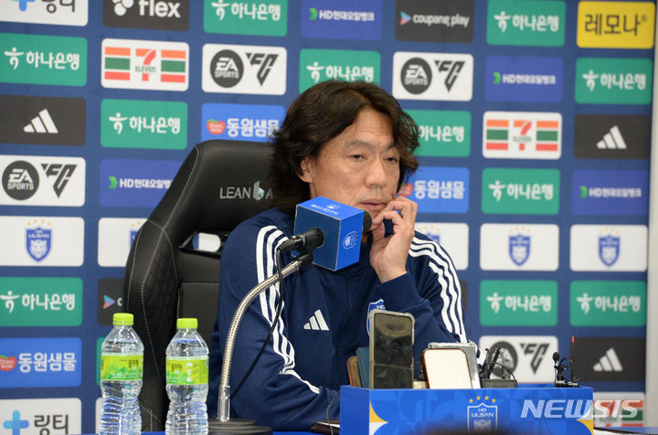 [울산=뉴시스] 배병수 기자 = 홍명보 울산현대 감독이 10일 울산 남구 문수축구경기장에서 열린 프로축구 K리그 1 울산 현대와 광주경기가 끝난 뒤 국가대표 감독내정에 대한 심경을 밝히고 있다. 2024.07.10. bbs@newsis.com.