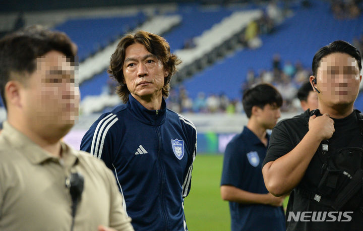 [울산=뉴시스] 배병수 기자 = 홍명보 울산현대 감독이 10일 울산 남구 문수축구경기장에서 열린 프로축구 K리그 1 울산 현대와 광주경기가 끝난 뒤 팬들에게 마지막 인사를 하고 있다. 2024.07.10. bbs@newsis.com.