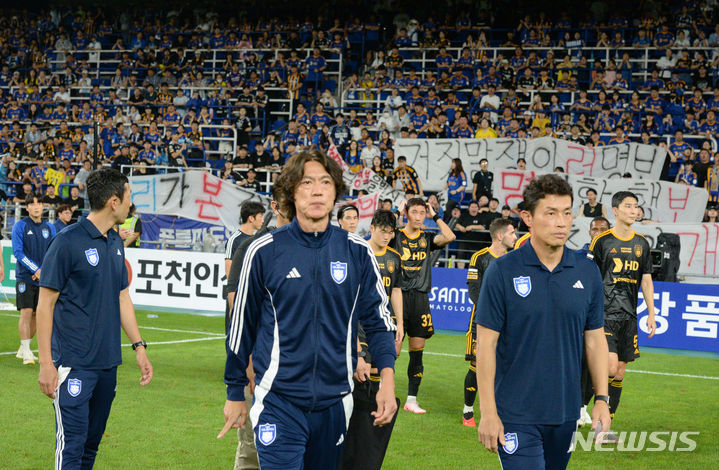 [울산=뉴시스] 배병수 기자 = 홍명보 울산현대 감독이 지난 10일 울산 남구 문수축구경기장에서 열린 프로축구 K리그 1 울산 현대와 광주경기가 끝난 뒤 팬들에게 마지막 인사를 한 뒤 구장을 나서고 있다. 2024.07.10. bbs@newsis.com.