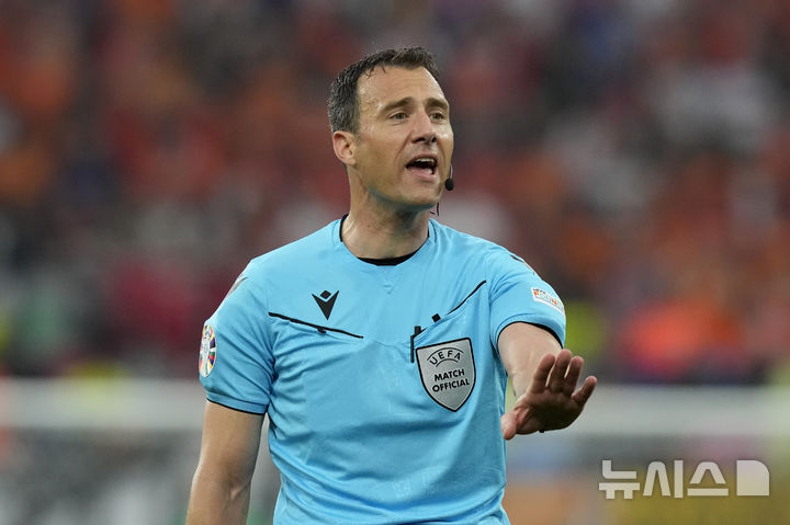 [도르트문트=AP/뉴시스]토트넘-맨유 유로파 결승에 배정된 츠바이어 심판. 2024.07.10.