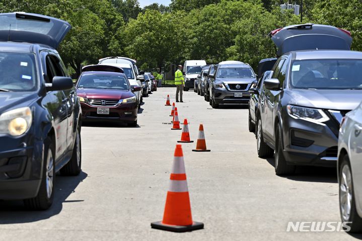[AP/뉴시스] 허리케인 내습 사흘이 지난 10일 미국 휴스턴에서 많은 사람들이 차로 얼음, 식수 및 움식을 얻기 위해 줄을 서 기다리고 있다