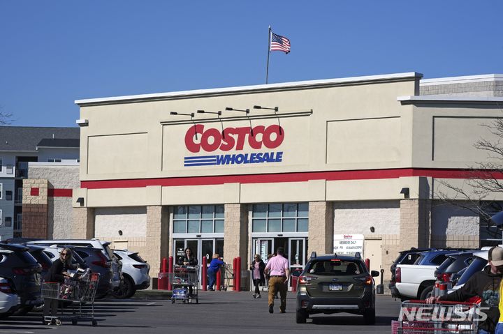 [크랜베리(펜실베이니아주)=AP/뉴시스]미국 코스트코가 전자 상거래 매출 급증에 힘입어 시장 예상치를 뛰어넘는 분기 실적을 기록했다. 사진은 미 펜실베이니아주 크랜베리 타운십에 있는 코스트코 매장. 2024.12.13