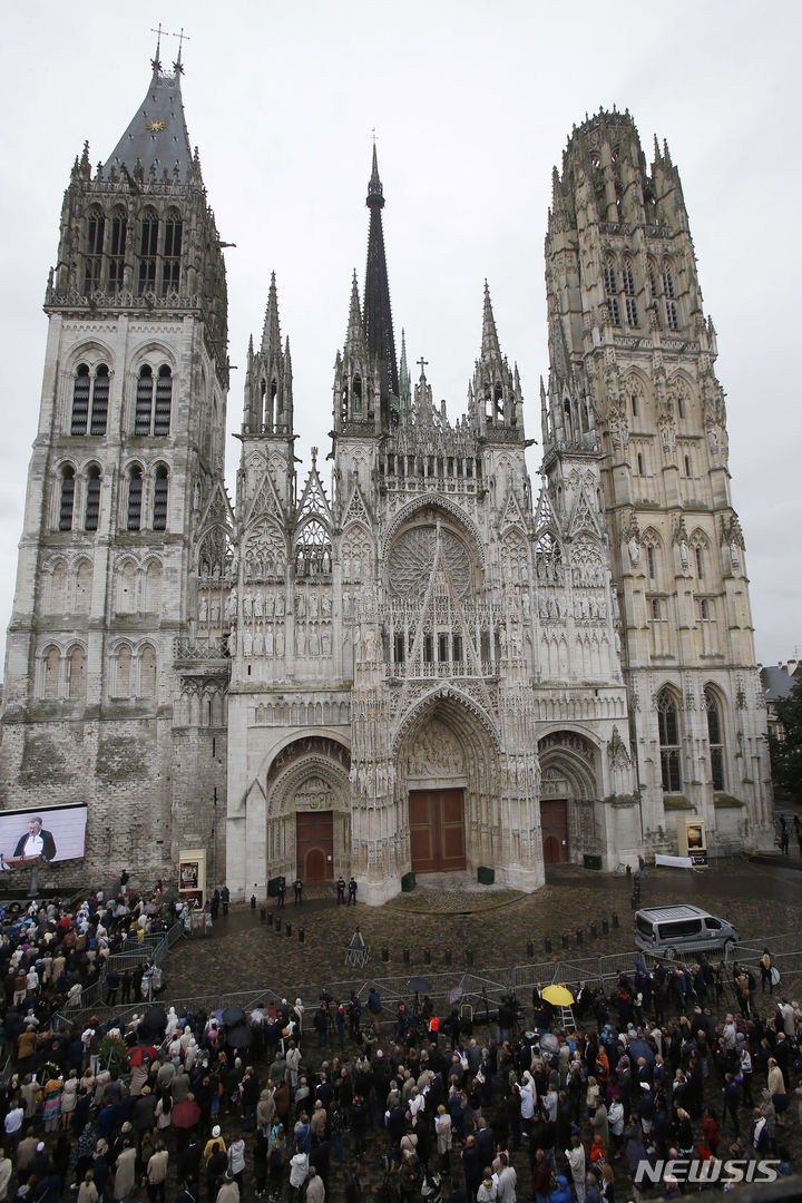 [AP/뉴시스] 루앙 대성당의 자료사진으로 2016년 8월 아멜 신부의 장례 미사가 거행되고 있다