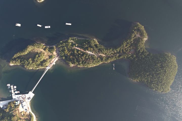 [거제=뉴시스] 신정철 기자= 경남 거제시 하청면 옥계마을 '씨릉섬'이 출렁다리 준공으로 지난 10일 일반인에게 개방됐다. 사진은 전체 면적 7만8985㎡의 무인도서 씨릉섬의 풍경.(사진=거제시 제공).2024.07.11. photo@newsis.com *재판매 및 DB 금지