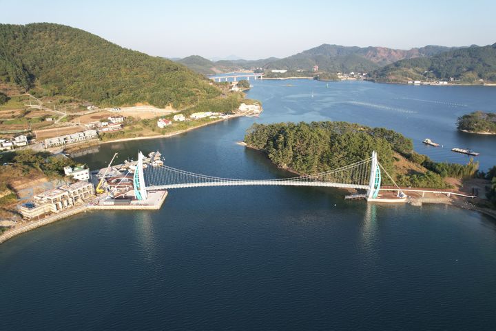 [거제=뉴시스] 신정철 기자= 무인도서로 오랜기간 사람의 발길이 닿지 않아 자연 그대로인 경남 거제시 하청면 옥계마을 '씨릉섬'이 지난 10일 일반인에게 개방됐다. 사진은 거제시 하청면 육지와 씨릉섬을 연결하는 총길이 200m, 폭 2m의 출렁다리와 씨릉섬의 풍광 모습.(사진=거제시 제공).2024.07.11. photo@newsis.com *재판매 및 DB 금지