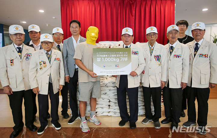 [서울=뉴시스] 국가보훈부와 유튜버 '긴벌레'는 지난 10일 '모두의 러닝' 기부 챌린지를 통해 모은 쌀 1t을 6.25참전유공자회 서울시지부에 전달하고 있다. 전달식에는 김주용 보훈부 대변인, 류재식 6.25참전유공자회 서울시지부장과 임원, 유튜버 긴벌레, 안훈민 인생쌀집 대표 등이 참석했다. (사진= 보훈부 제공)