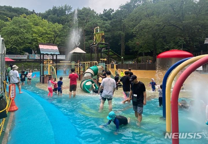 [군포=뉴시스] 지난해 능안공원 물놀이터 현장. (사진=군포시 제공) 2024.07.11. photo@newsis.com