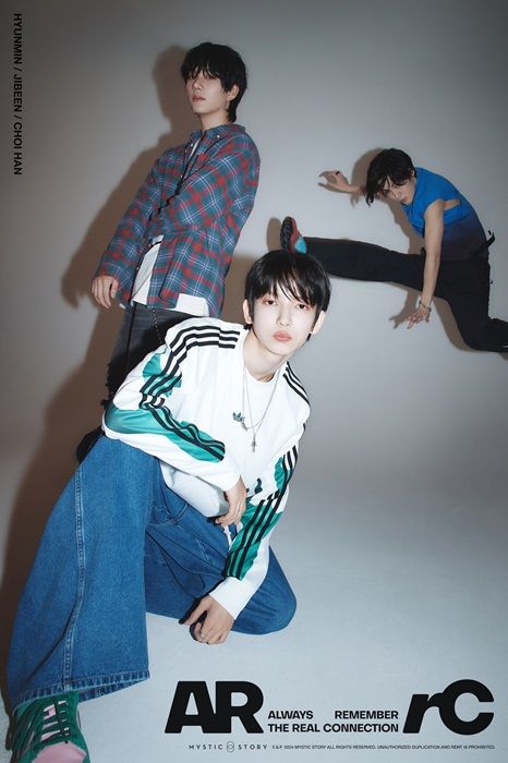 [서울=뉴시스] 미스틱스토리가 11일 공식 SNS를 통해 공개한 신인 보이그룹 '아크(ARrC)'의 유닛 프로필. 좌측 상반부터 시계 방향으로 현민, 최한, 지빈. (사진=마스틱스토리 제공) 2024.07.11 photo@newsis.com *재판매 및 DB 금지