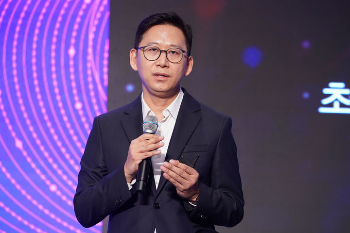 [제주=뉴시스]배경훈 LG AI연구원 원장이 11일 제주 롯데호텔에서 열린 ‘2024 한경협 CEO 제주하계포럼’에 참석해 '생성형 AI 생태계의 현황 및 대응방향'을 주제로 발표하고 있다. (사진=한경협 제공) photo@newsis.com *재판매 및 DB 금지