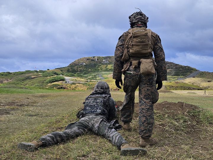 [하와이=뉴시스] 10일 오후(현지시각) 10일 오후(현지시각) 미 하와이 카네오헤 해병대 기지에서 우리 해병대원이 미군과 한 팀을 이뤄 기동사격을 실시하고 있다. 2024.07.11. *재판매 및 DB 금지