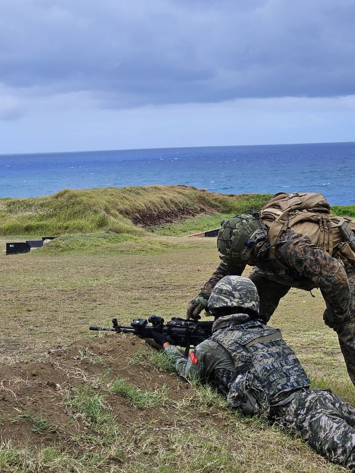 [하와이=뉴시스] 10일 오후(현지시각) 10일 오후(현지시각) 미 하와이 카네오헤 해병대 기지에서 우리 해병대원이 미군과 한 팀을 이뤄 기동사격을 실시하고 있다. 2024.07.11. *재판매 및 DB 금지
