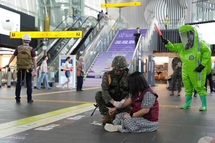 [서울=뉴시스] 수서발 고속열차(SRT) 운영사 에스알(SR)이 11일 SRT 수서역에서 미상의 오물풍선 살포에 대비한 유관기관 합동훈련을 실시하고 있다. 2024.07.11. (사진=SR 제공) photo@newsis.com *재판매 및 DB 금지