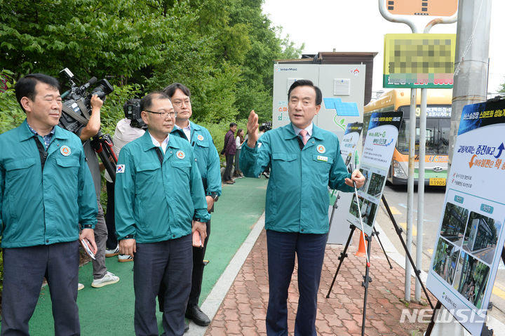 [울산=뉴시스] 배병수 기자 = 박천동 울산 북구청장이 11일 북구청 남문 버스승강장(강동 방면)에서 전기차 사용후배터리 활용 스마트 승강장에 대한 현장 브리핑을 진행하고 있다. bbs@newsis.com