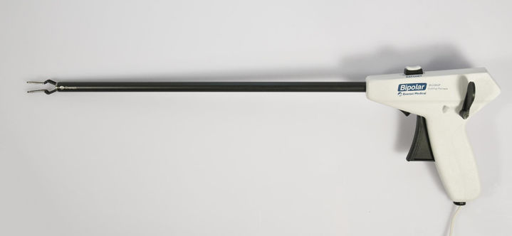 [서울=뉴시스] 11일 식품의약품안전처에 따르면 해외에서 올림푸스의 일회용 손조절식전기수술기용전극 일부 제품에서 포장 및 커버의 파손으로 멸균 상태가 훼손됐다는 고객 불만사항이 15건 접수됐다. (사진=식약처 제공) 2024.07.11. photo@newsis.com *재판매 및 DB 금지