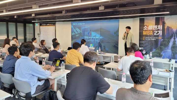 [서울=뉴시스] 지난 10일 역삼 드리움 스카이홀에서 열린 소셜벤처 MBA 2기 교육에서 이재욱 술담화 대표가 강연을 하고 있다. (사진=벤처기업협회 제공) 2024.07.11. photo@newsis.com *재판매 및 DB 금지