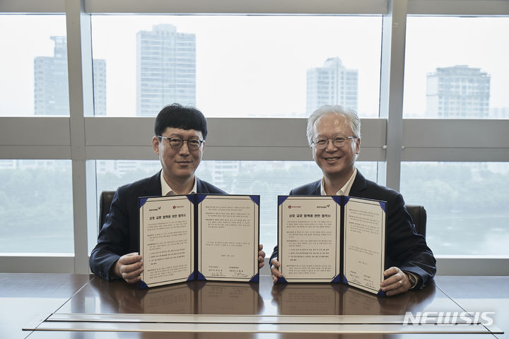 [부천=뉴시스] 정일형 기자 = 부천아트센터 태승진 대표(왼쪽)와 롯데문화재단 김형태 대표. (사진은 부천아트센터 제공) 