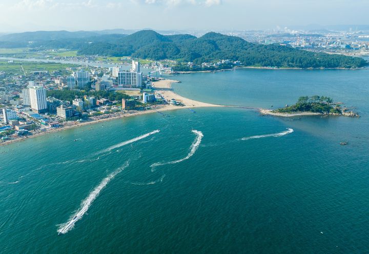 [울산=뉴시스] 울산 울주군은 지역을 대표하는 아름다운 경관 10곳을 ‘울주 10경’으로 선정했다고 11일 밝혔다. 사진은 진하해수욕장과 명선도. 2024.07.11. (사진= 울주군 제공)photo@newsis.com *재판매 및 DB 금지
