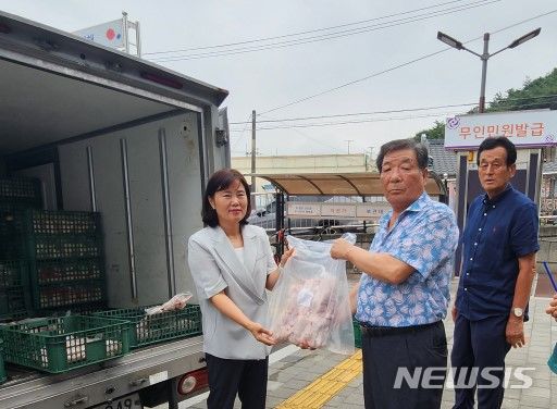 [김해=뉴시스]성우인더스트리 삼계탕 전달. 2024.07.11. (사진=김해시 제공). photo@newsis.com