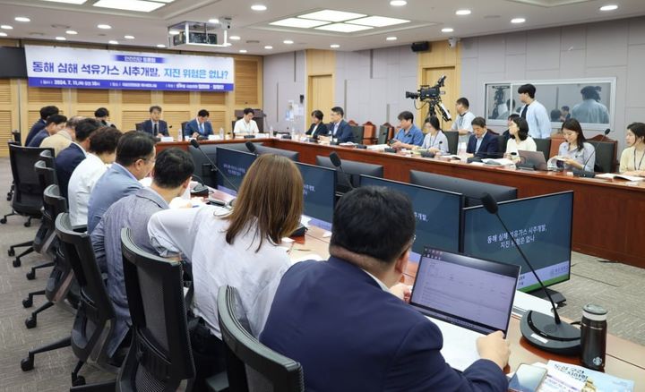 [세종=뉴시스] 한국석유공사가 동해 8·6-1광구에 걸친 유망구조에서 석유·천연가스를 시추하기 위한 '대왕고래 프로젝트'를 추진 중인 가운데, 해당 활동으로 지진을 유발할 가능성이 있는 만큼 안전에 대비해야 한다는 주장이 나왔다. (사진=임미애 의원실 제공) 2024.07.11. photo@newsis.com *재판매 및 DB 금지