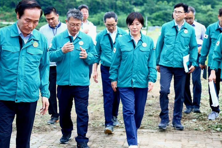 [의성=뉴시스]송미령 농림축산식품부 장관이 11일 오후 경북 의성군 가음저수지를 찾아 호우 피해상황을 점검했다. (사진=농림축산식품부 제공) *재판매 및 DB 금지