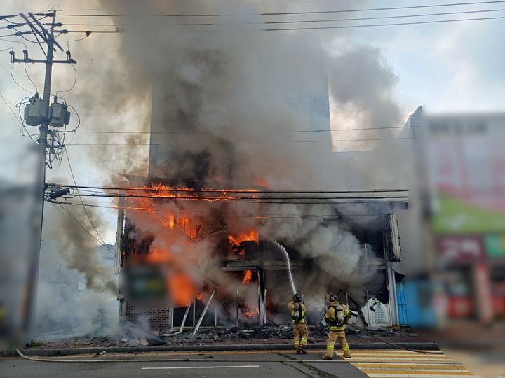 [천안=뉴시스] 11일 오후 2시 49분께 천안시 동남구 한 상가건물에서 불이나 소방당국이 진화중이다. 사진=천안동남소방서 제공 *재판매 및 DB 금지