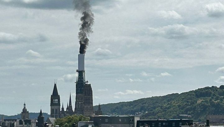 프랑스 노르망디의 루앙 성당 첨탑에서 불이 나 연기가 솟아오르고 있다 *재판매 및 DB 금지