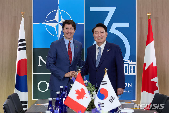 [워싱턴=뉴시스] 최진석 기자 = 윤석열(오른쪽) 대통령과 쥐스탱 트뤼도 캐나다 총리가 10일(현지시각) 북대서양조약기구(NATO·나토) 75주년 정상회의가 개최된 미국 워싱턴DC 월터 E. 워싱턴 컨벤션센터에서 열린 한-캐나다 정상회담에서 악수하고 있다. (공동취재) 2024.07.11. myjs@newsis.com