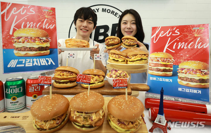 [서울=뉴시스] 고범준 기자 = 11일 서울 중구 노브랜드 버거 서울시청점에서 모델들이 김치를 활용한 신메뉴 '에그김치 버거'와 '햄에그김치 버거' 2종을 선보이고 있다. 2024.07.11. bjko@newsis.com