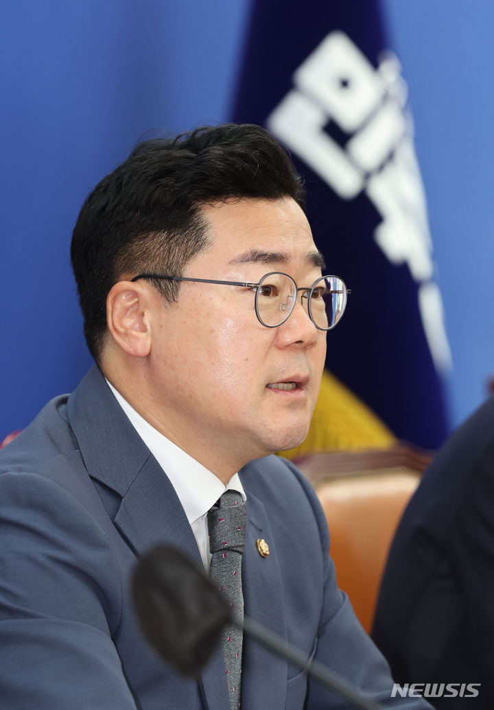 [서울=뉴시스] 권창회 기자 = 박찬대 더불어민주당 대표 권한대행 겸 원내대표가 11일 오전 서울 여의도 국회에서 열린 정책조정회의에서 발언하고 있다. 2024.07.11. kch0523@newsis.com