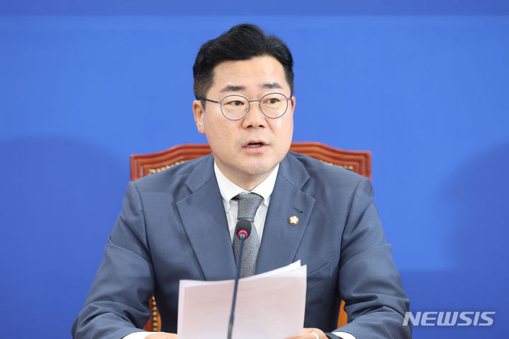 [서울=뉴시스] 권창회 기자 = 박찬대 더불어민주당 대표 권한대행 겸 원내대표가 11일 오전 서울 여의도 국회에서 열린 정책조정회의에서 발언하고 있다. 2024.07.11. kch0523@newsis.com