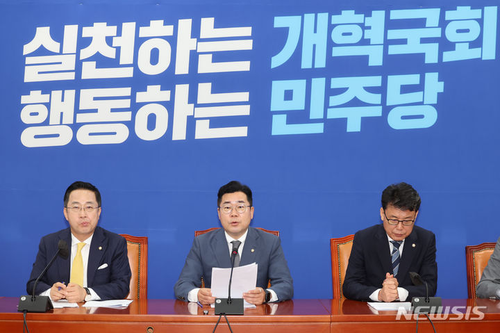 [서울=뉴시스] 권창회 기자 = 박찬대 더불어민주당 대표 권한대행 겸 원내대표가 11일 오전 서울 여의도 국회에서 열린 정책조정회의에서 발언하고 있다. 2024.07.11. kch0523@newsis.com