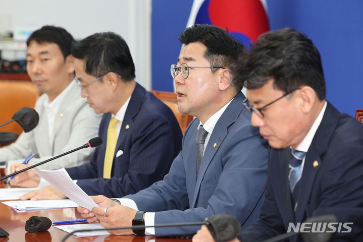 [서울=뉴시스] 권창회 기자 = 박찬대 더불어민주당 대표 권한대행 겸 원내대표가 11일 오전 서울 여의도 국회에서 열린 정책조정회의에서 발언하고 있다. 2024.07.11. kch0523@newsis.com