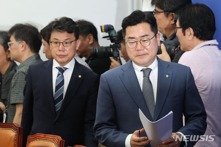 [서울=뉴시스] 권창회 기자 = 박찬대 더불어민주당 대표 권한대행 겸 원내대표가 11일 오전 서울 여의도 국회에서 열린 정책조정회의에 참석하고 있다. 2024.07.11. kch0523@newsis.com